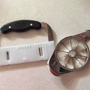 The Pampered Chef Apple Slicer and cutting tool